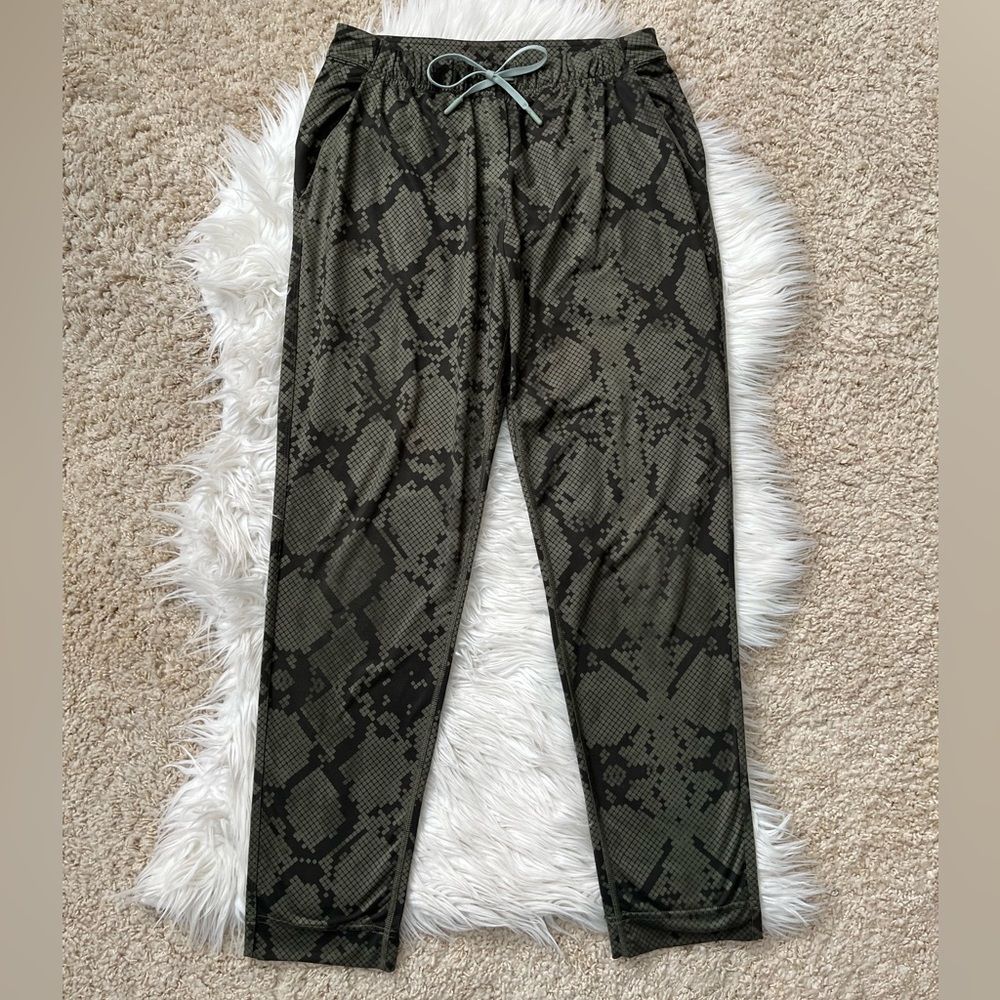 {Lululemon} Jet Crop Luxtreme Ankle Pant in Ziggy Snake Fatigue Green - Size 6